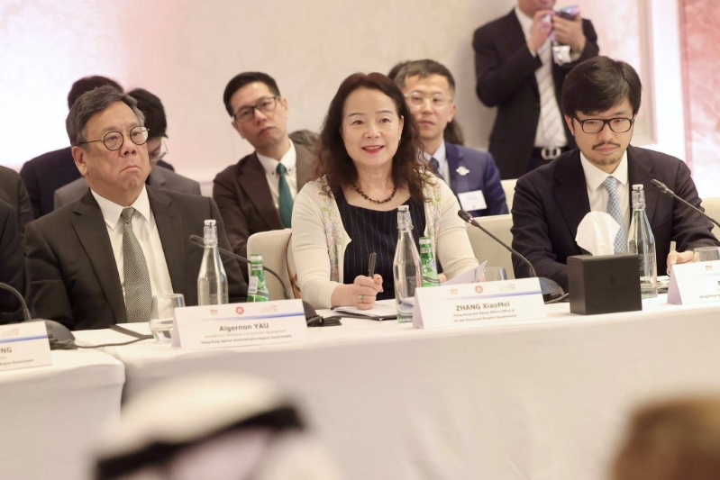 代表團(tuán)成員出席卡塔爾商人協(xié)會(huì)圓桌會(huì)議，與當(dāng)?shù)厮綘I(yíng)企業(yè)代表會(huì)面