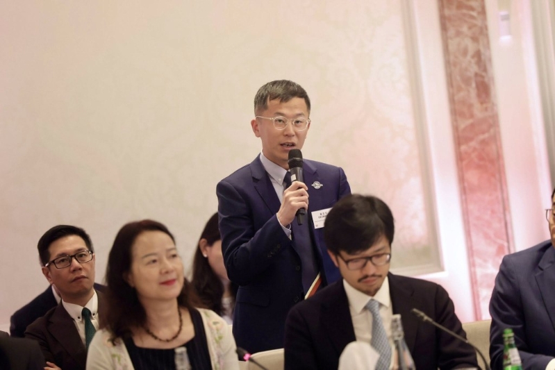 代表團(tuán)成員出席卡塔爾商人協(xié)會(huì)圓桌會(huì)議，與當(dāng)?shù)厮綘I(yíng)企業(yè)代表會(huì)面。