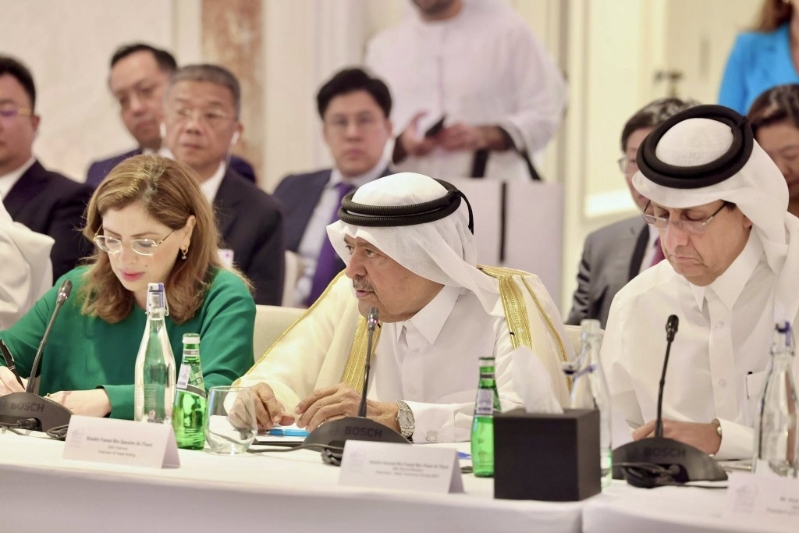 代表團(tuán)成員與卡塔爾私營(yíng)企業(yè)代表會(huì)面。