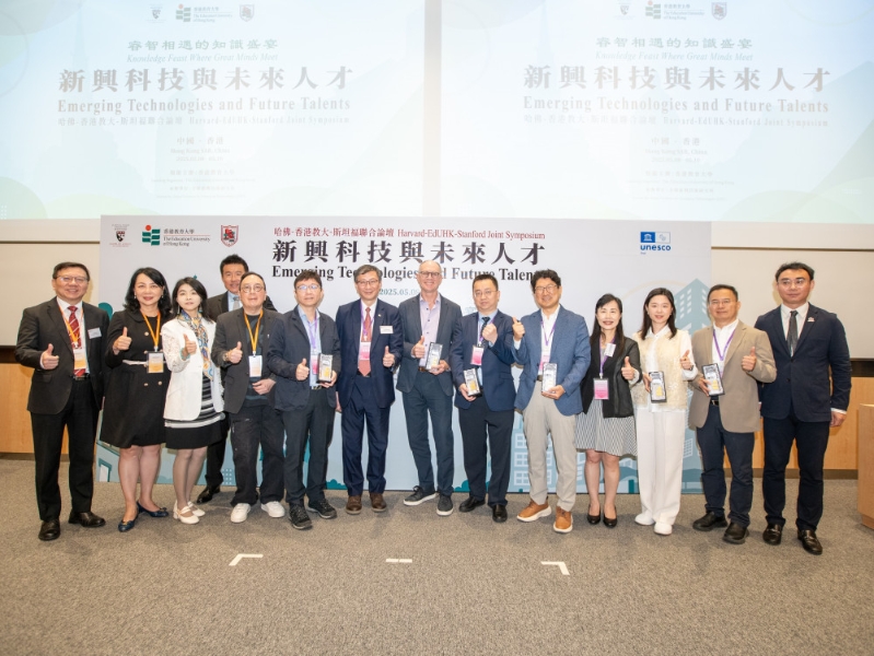 到場(chǎng)的主題演講者與李子建校長(zhǎng)（右八），鄭美紅副校長(zhǎng)（右四），協(xié)理副校長(zhǎng)（內(nèi)地協(xié)作及發(fā)展）蓋會(huì)霞女士（左二）以及組委會(huì)成員合影留念