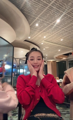 網(wǎng)民指方媛肚部隆起。