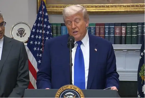 特朗普12日在記者會(huì)上 特朗普12日在記者會(huì)上