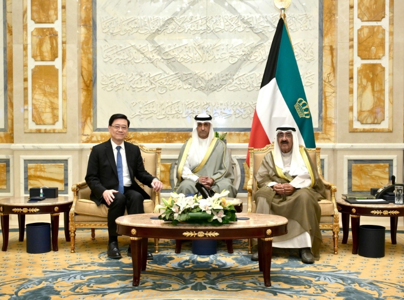 李家超（左）今早（13日）在科威特與科威特埃米爾（國(guó)家元首）Meshal Al-Ahmad Al-Jaber Al-Sabah（右）會(huì)面。