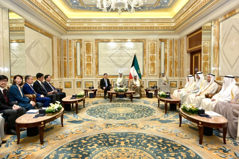 李家超（左六）今日（13日）在科威特與科威特埃米爾（國(guó)家元首）Meshal Al-Ahmad Al-Jaber Al-Sabah（右六）會(huì)面。政府新聞處圖片