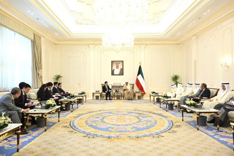 李家超（右八）今日（13日）在科威特與科威特王儲(chǔ)Sabah Al-Khaled Al-Hamad Al-Mubarak Al-Sabah（右七）會(huì)面。政府新聞處圖片