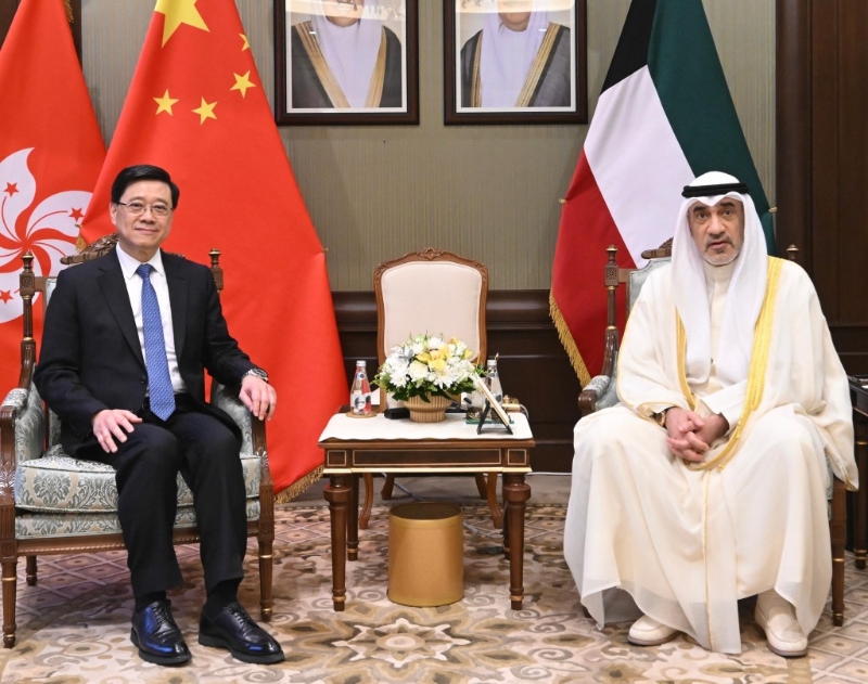 李家超（左）今日（13日）在科威特與科威特署理首相Fahad Yousuf Saud Al-Sabah（右）會(huì)面。政府新聞處圖片