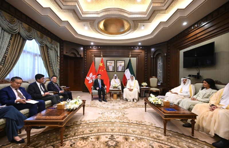 李家超（左四）今日（13日）在科威特與科威特署理首相Fahad Yousuf Saud Al-Sabah（右三）會(huì)面。政府新聞處圖片