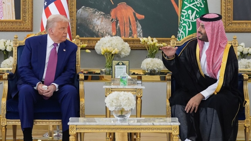 特朗普落機(jī)后，與沙特王儲(chǔ)小薩勒曼在機(jī)場(chǎng)稍作傾談。 美聯(lián)社