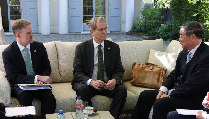 何立峰與貝森特（中）