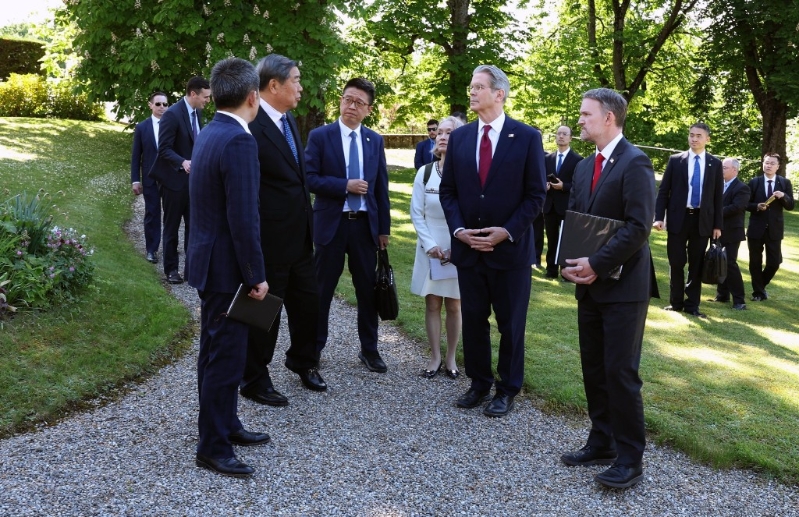 中美代表在閉門會談前