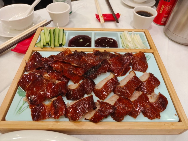 主打亮點包括片皮鴨任叫任食。