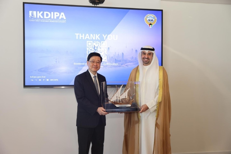 向李家超致送紀(jì)念品