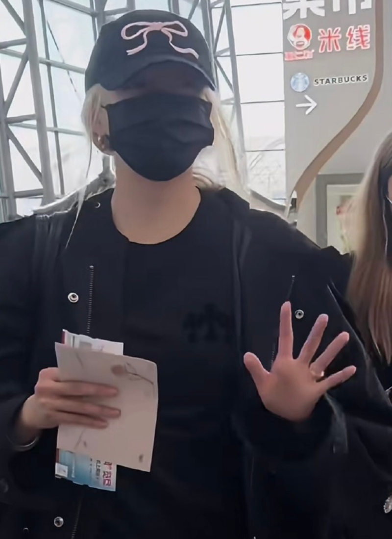 關(guān)曉彤“無名指戴戒指”現(xiàn)身機(jī)場(chǎng)被拍，感情狀態(tài)掀起熱議。