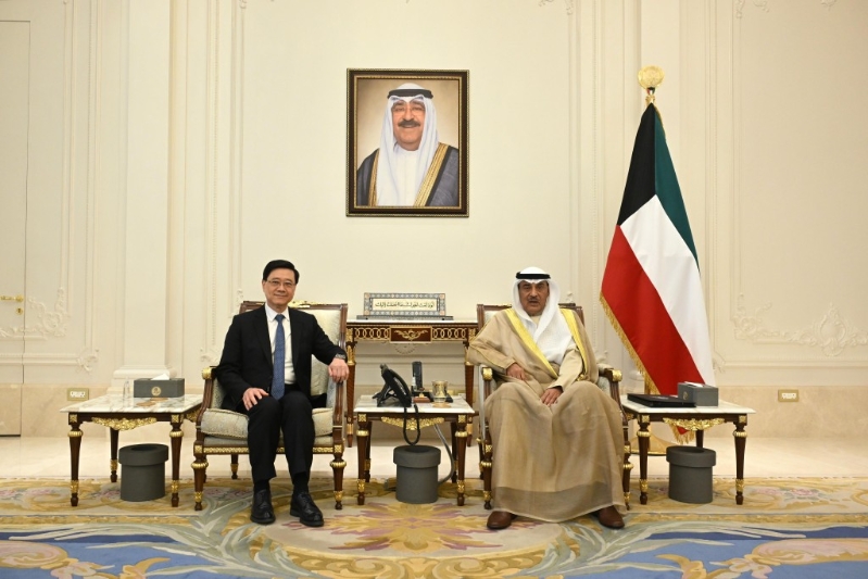 李家超（左）在科威特與科威特王儲Sabah Al-Khaled Al-Hamad Al-Mubarak Al-Sabah（右）會面