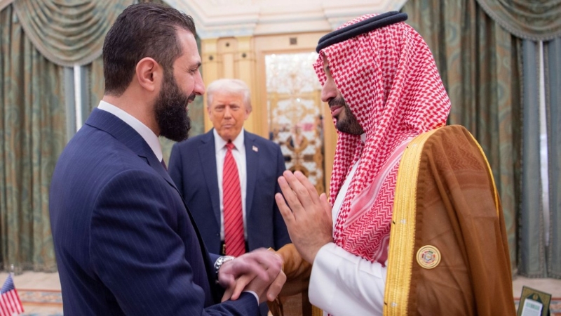 敘利亞過渡總統(tǒng)色拉與沙特王儲小薩勒曼打招呼。 美聯(lián)社