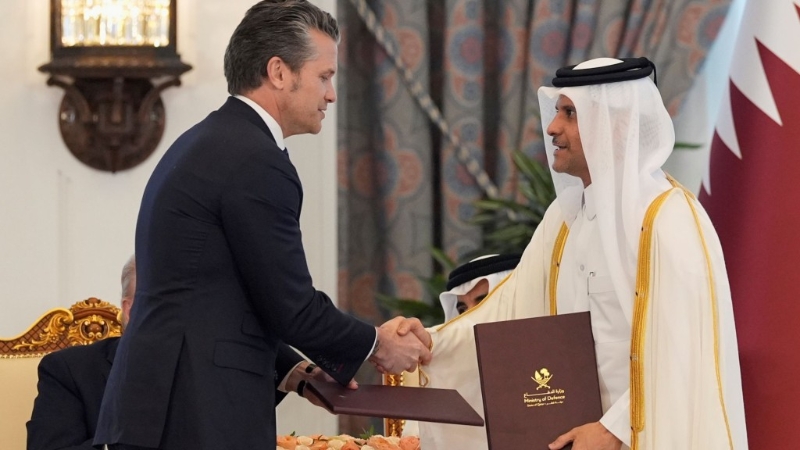 美國與卡塔爾國防部長簽署國防協(xié)議后握手。 美聯(lián)社