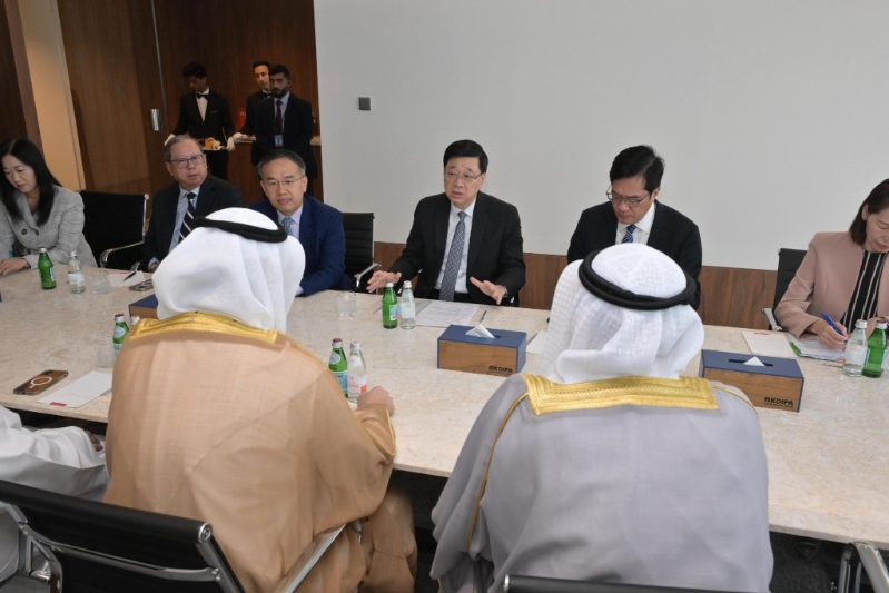 李家超（右三）14日在科威特與科威特直接投資促進(jìn)局代表會面，了解當(dāng)?shù)卦谡猩桃Y方面的策略和成果。政府新聞處