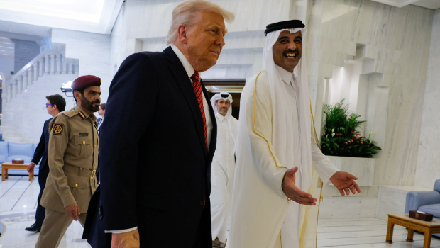 特朗普14日抵達(dá)卡達(dá)訪問(wèn)，國(guó)王塔米爾親自迎接。