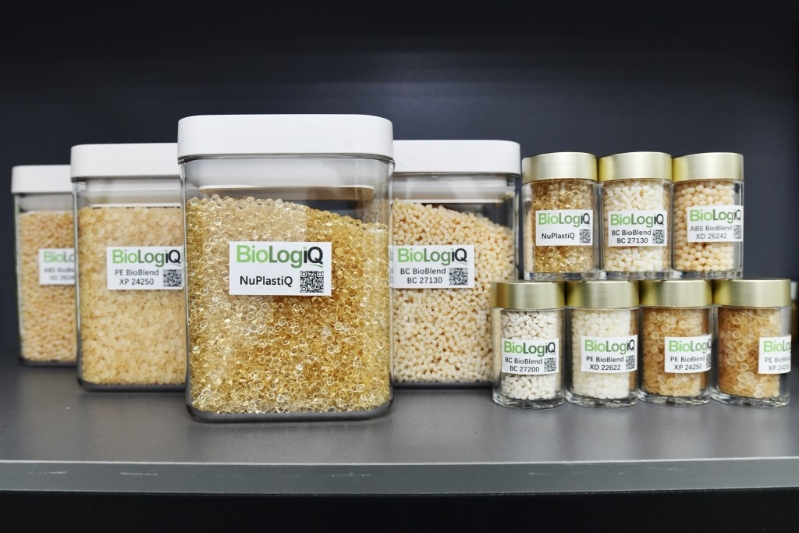 塑料污染是全球暖化元兇之一，為了減低對環(huán)境傷害，環(huán)?？萍脊綛ioLogiQ研發(fā)出將薯仔、粟米和木薯等，透過iQ專利技術(shù)轉(zhuǎn)化成植物基物料，取代傳統(tǒng)塑料。