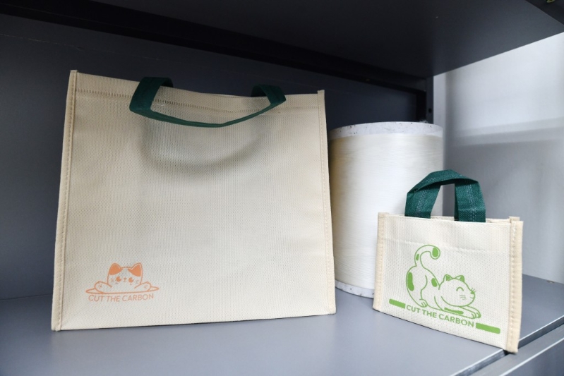 BioLogiQ推出的一款減塑購物袋，大受消費者歡迎，尤其在外型上加入活潑的貓貓圖案，以及加入“cut the carbon”字眼，提升消費者環(huán)保意識之余，也成為生活時尚單品。