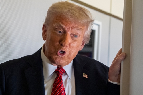 美國總統(tǒng)特朗普總統(tǒng)在從沙特阿拉伯利雅得飛往卡塔爾多哈的空軍一號上向記者發(fā)表演說。美聯(lián)社