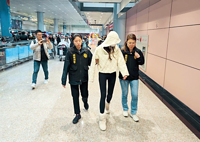 美國與臺灣聯(lián)手破獲跨境詐欺洗錢集團(tuán)，落網(wǎng)的詐團(tuán)高級成員36歲廖姓女子（右2）多次整形，今年初在桃園機(jī)場被捕。 中央社