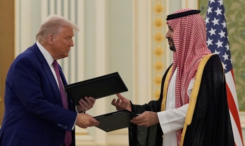 美國(guó)總統(tǒng)特朗普13日在利雅得王宮的簽約儀式中，和沙特阿拉伯王儲(chǔ)沙爾曼（Mohammed Bin Salman）交換文件。美聯(lián)社
