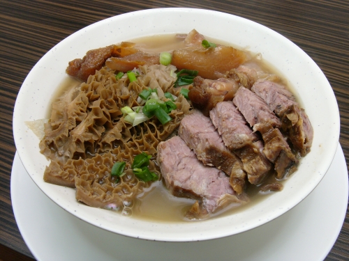 ▲《頭條日報》專欄《好味大過天》，八寶清湯腩店里清湯腩配對蘿卜，作者梁家權。