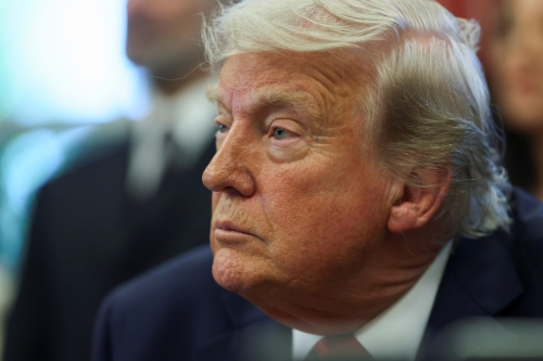 原本立場強硬的美國總統(tǒng)特朗普，最終仍被幕僚說服，同意降低對華關(guān)稅。