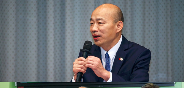 韓國瑜(上)稱呼柯建銘(下中)、吳思瑤(下左)、陳培瑜(下右)為一龍二鳳，引發(fā)陳培瑜不滿。