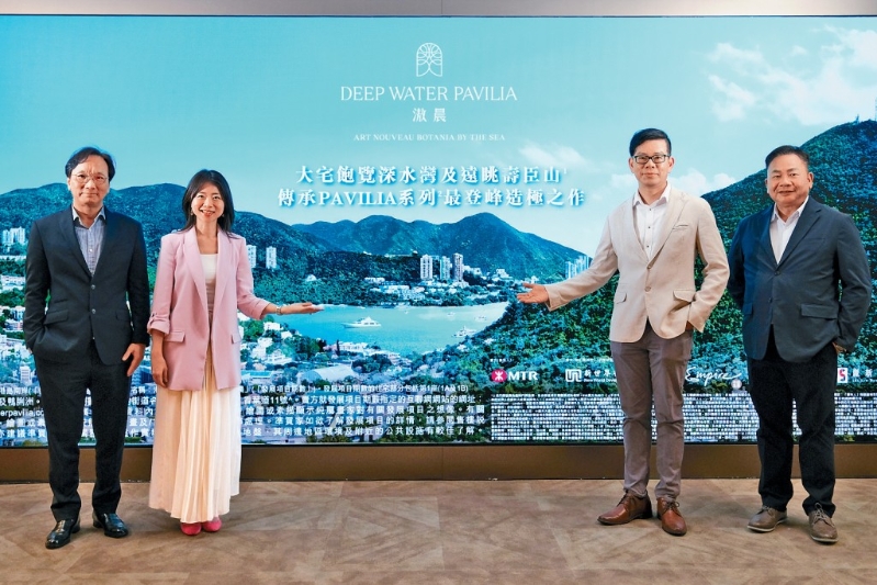 何家欣（左二）