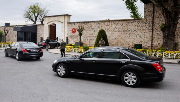 土耳其博斯普魯斯海峽濱海的多爾瑪巴赫切宮，當(dāng)?shù)貢r(shí)間16日上午有多輛黑頭車駛抵門口。（