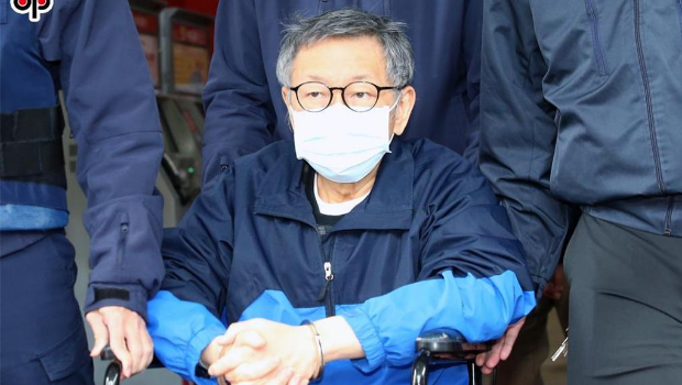 民眾黨前主席柯文哲因京華城等案羈押于臺(tái)北看守所，經(jīng)三度戒護(hù)就醫(yī)，因輸尿管結(jié)石造成左腎積水，送至“衛(wèi)福部”臺(tái)北醫(yī)院開刀取出輸尿管結(jié)石，3日柯文哲（下）在矯正署人員戒護(hù)下出院返回臺(tái)北看守所。