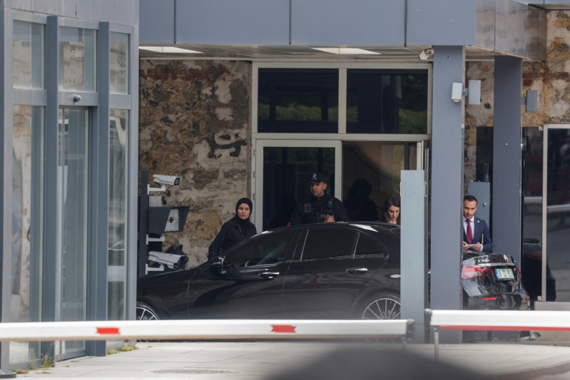 俄方代表車輛16日抵達(dá)伊斯坦布爾多爾瑪巴赫切宮。