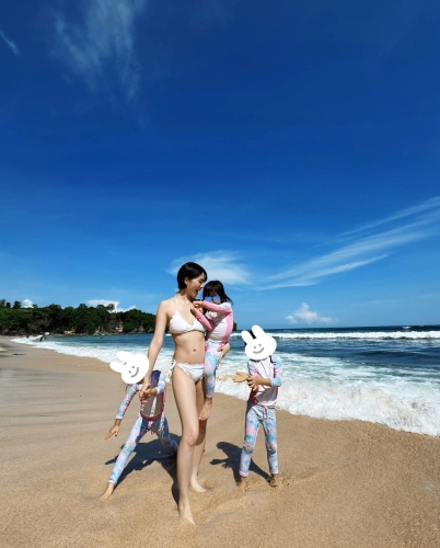 陳嘉寶罕曬三點式。