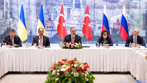 土耳其16日在伊斯坦布爾多爾瑪巴赫切宮舉行俄烏交戰(zhàn)3年多以來首度和談，由土國(guó)外長(zhǎng)費(fèi)丹（中）主持。