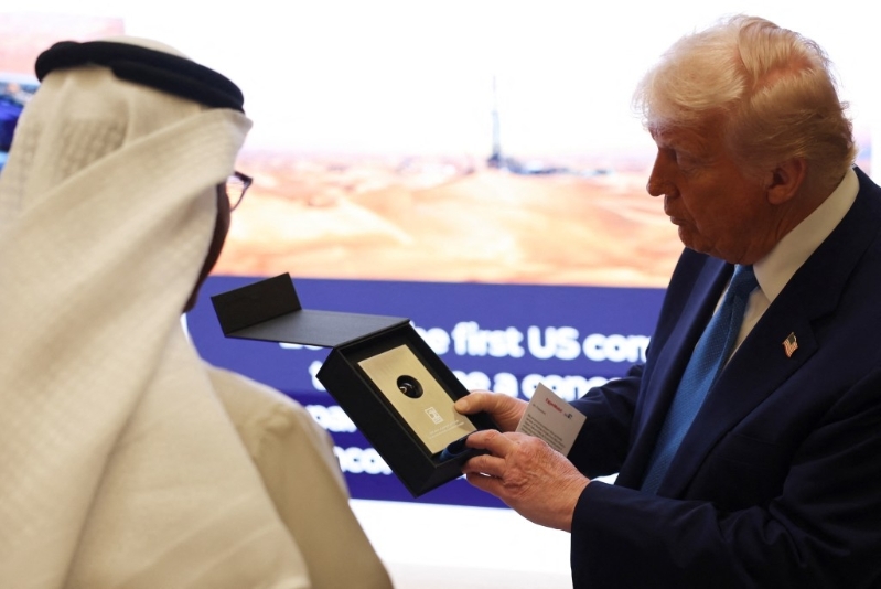 特朗普獲贈石油禮物。路透社