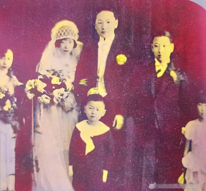 網(wǎng)傳盛升頤與白蘭氏的結婚照。微博@四月的天879877