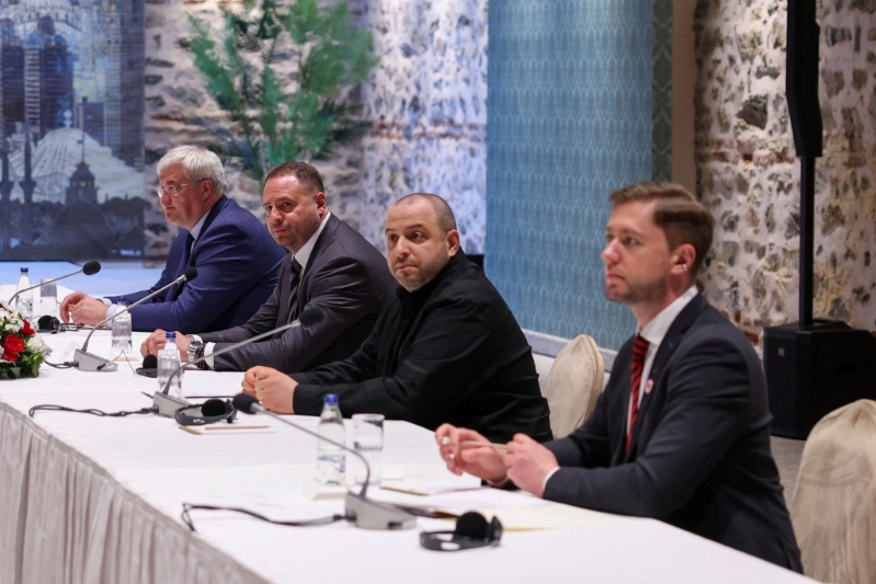 烏克蘭外長(zhǎng)西比加（Andrii Sybiha ）、烏克蘭總統(tǒng)辦公室主任葉爾馬克（Andriy Yermak）和烏克蘭國(guó)防部長(zhǎng)烏梅洛夫（Rustem Umerov）出席會(huì)談