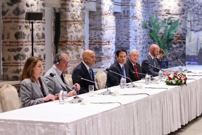 美國(guó)駐土耳其大使巴拉克（Tom Barrack）、美國(guó)國(guó)務(wù)卿魯比奧（Marco Rubio）和美國(guó)特使凱洛格（Keith Kellogg）出席會(huì)談。