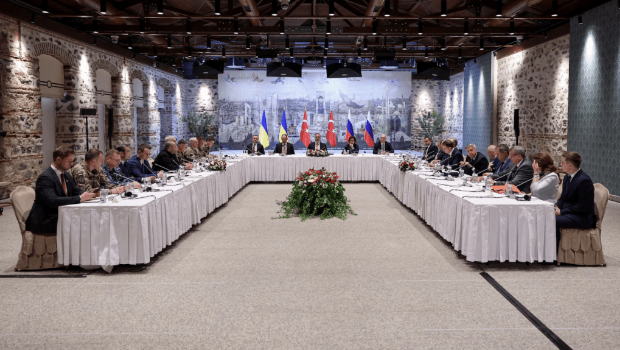 土耳其坐在中間，烏方人員多穿軍裝，俄方一員多穿西裝。