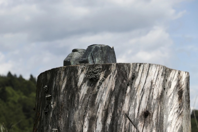 雕像剩下足踝。 美聯社