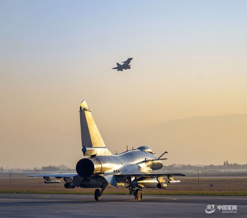 解放軍的殲-10C。