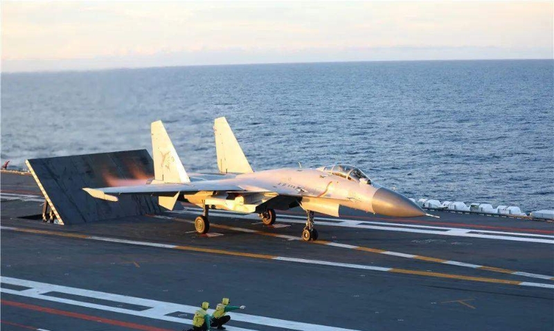 殲-15起降訓(xùn)練成為了焦點(diǎn)。