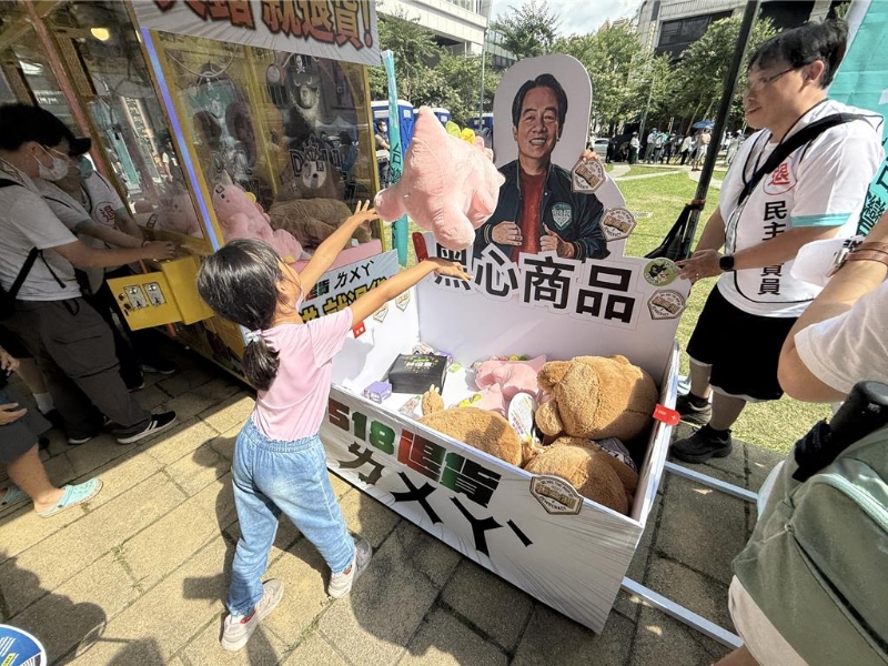 民眾把退貨娃娃砸向賴(lài)清德立牌。中時(shí)