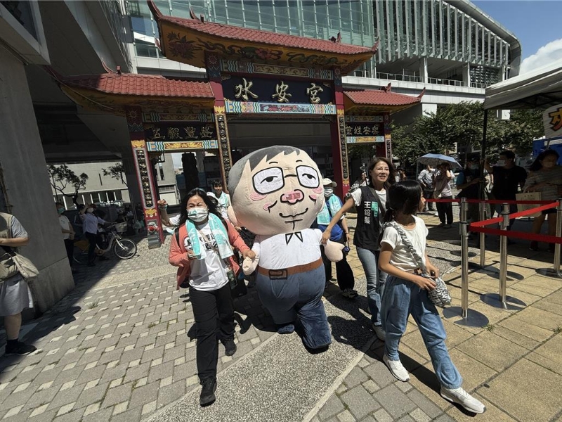 民眾黨支持群眾引領(lǐng)柯文哲娃娃走進(jìn)會(huì)場(chǎng)，一路高喊“賴(lài)清德下臺(tái)”。