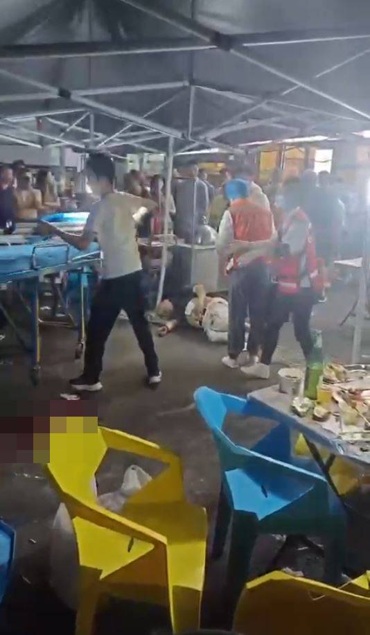 救護人員到場抬走傷者。 X@whyyoutouzhele.jpg