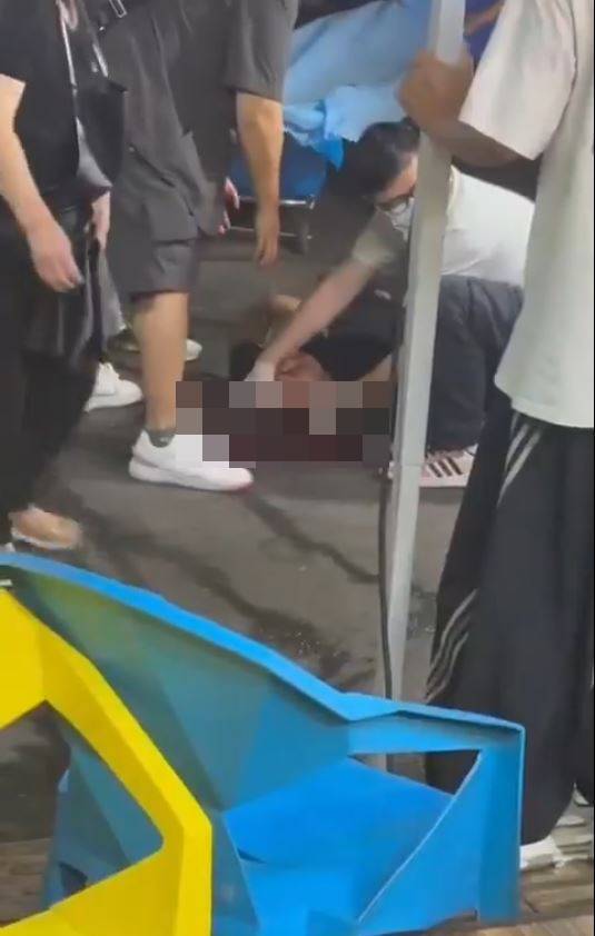 救護人員治理倒地傷者。 X@whyyoutouzhele.jpg