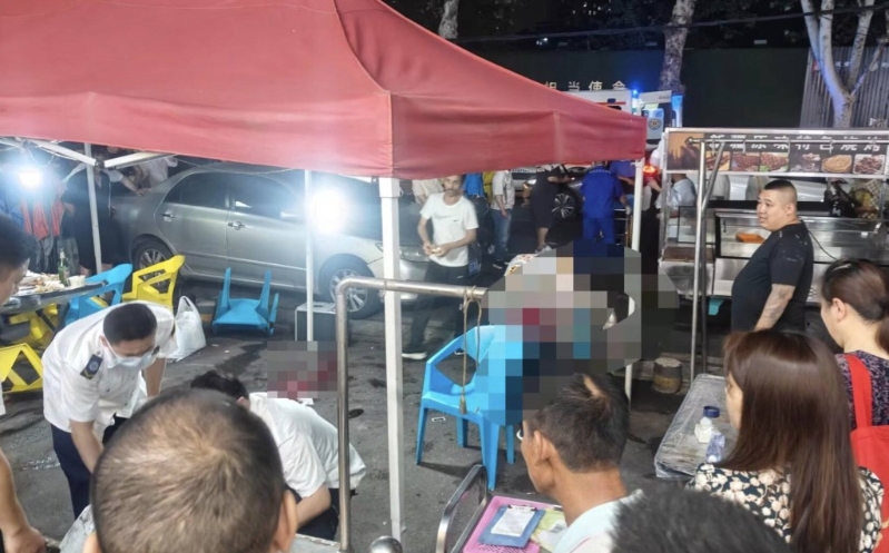 救援人員在現(xiàn)場搶救傷者。 X@whyyoutouzhele.jpg