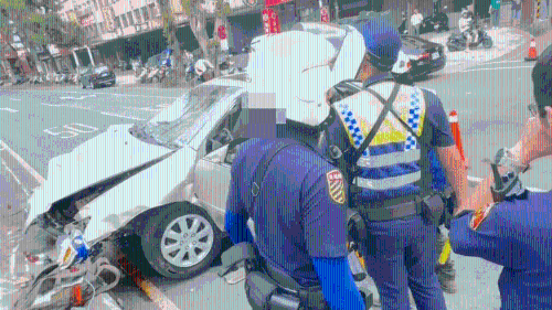 七旬司機沖撞路人后，撞擊中央分隔島受困車上。 中時